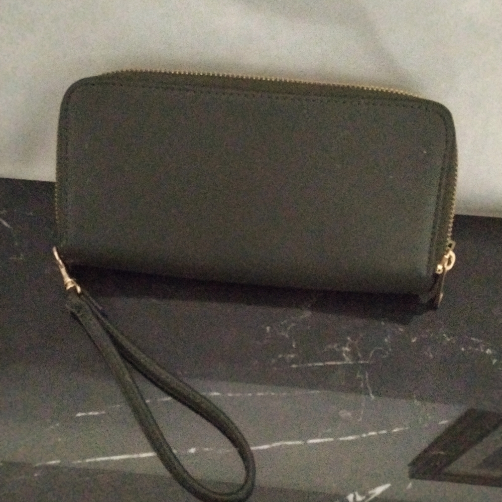 P18- 💲👌Wristlet Green Faux Leather Wallet